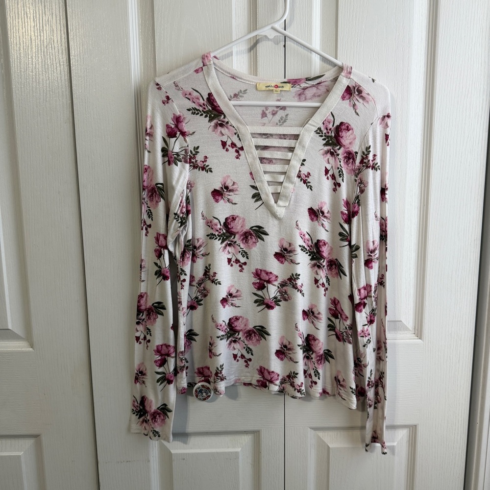 Wishful Park v neck roses top‎ size XL